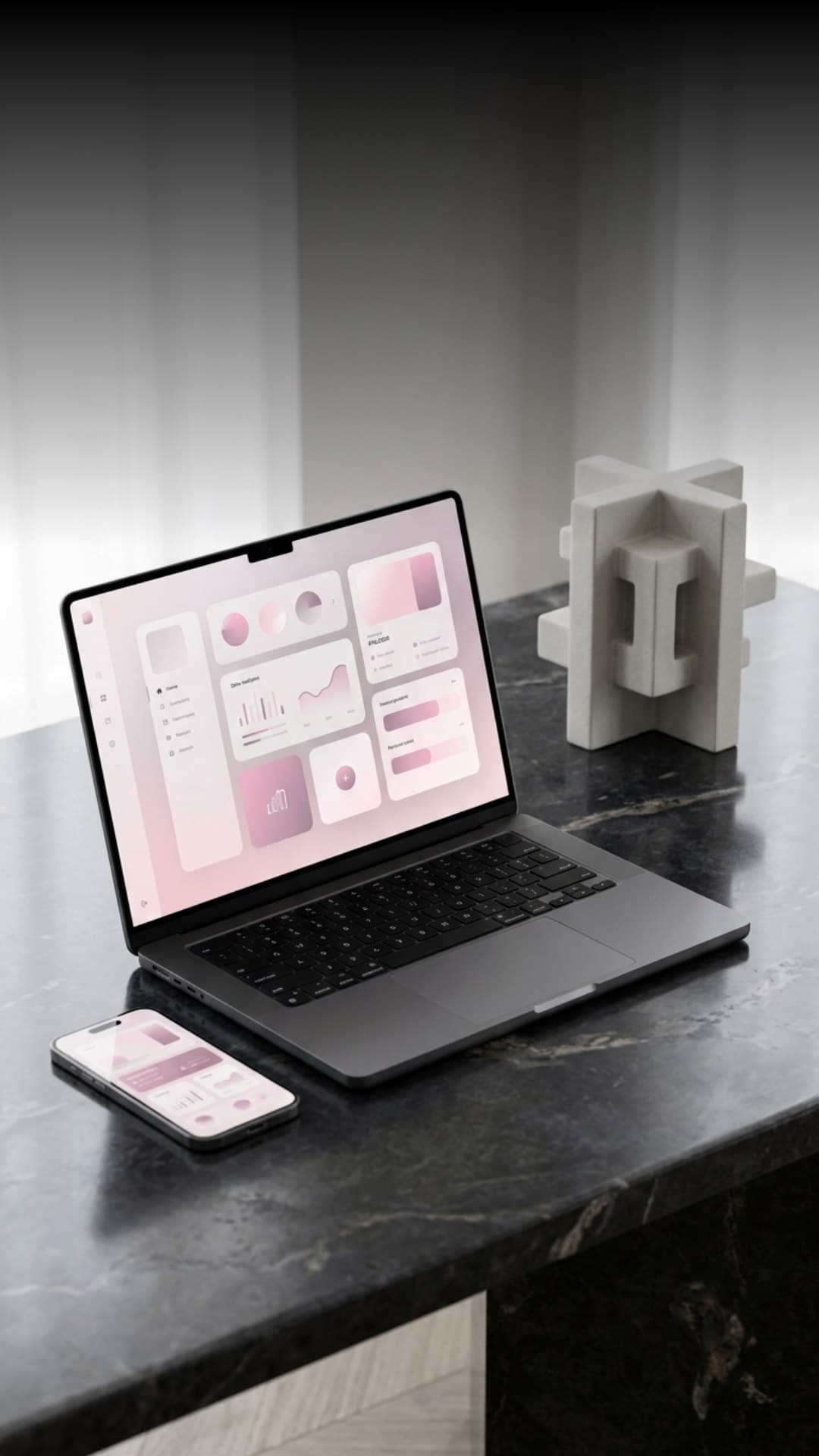 Laptop y teléfono mostrando un dashboard digital en tonos cálidos